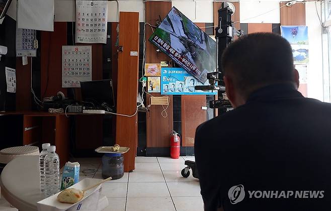 현실이 된 뉴스 속 물 폭탄 지난 20일 오후 경남 거제시 옥포동에서 사진관을 운영하는 이종욱(73)씨가 거제 호우·산사태 피해 관련 뉴스를 시청하고 있다.