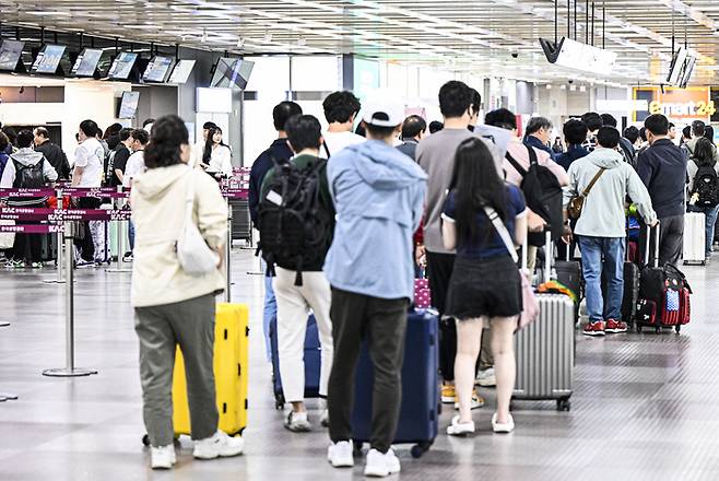대구공항에서 국제선을 기다리는 시민들의 모습. 대구공항 대부분의 이용객은 해외로 나갔다 돌아오는 내국인 이용객이다. 영남일보 DB
