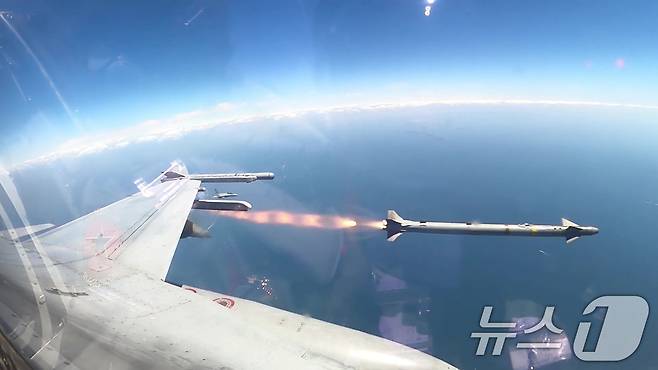 공군 KF-16 전투기가 공중 표적을 향해 AIM-9X 공대공 미사일을 발사하는 모습. (공군 제공) 2024.5.28 ⓒ 뉴스1 김진환 기자