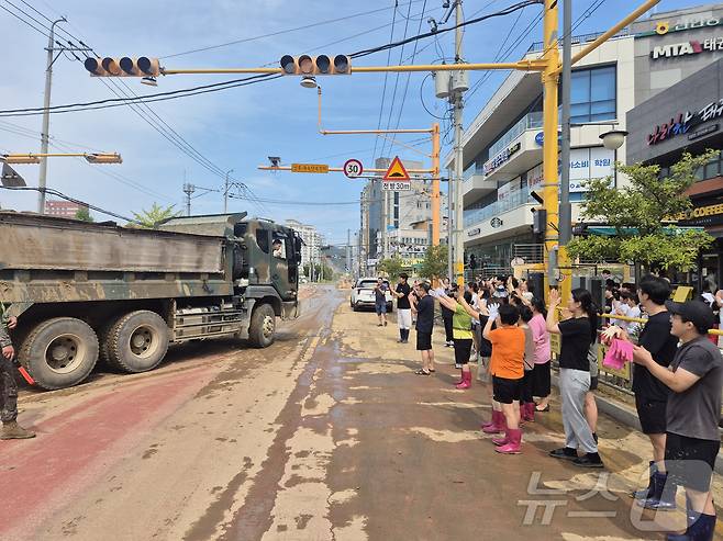 21일 경남 거제시 장평초등학교 교직원, 학부모, 학생 및 장평동 주민들이 장평초에 대민지원을 나왔던 39사단 장병들에게 감사한 마음을 전하며 배웅하고 있다. (육군 제공. 재판매 및 DB 금지) 2026.8.21 ⓒ 뉴스1