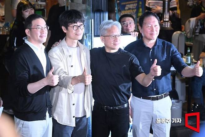 젠슨 황 엔비디아 최고경영자(CEO)가 지난 6월5일 서울 마포구 서교동의 한 고깃집에서 최태원 SK회장, 구광모 LG회장, 이해진 네이버 의장과 삼겹살 회동을 마친 후 기념촬영을 하고 있다. 2026.06.05 윤동주 기자