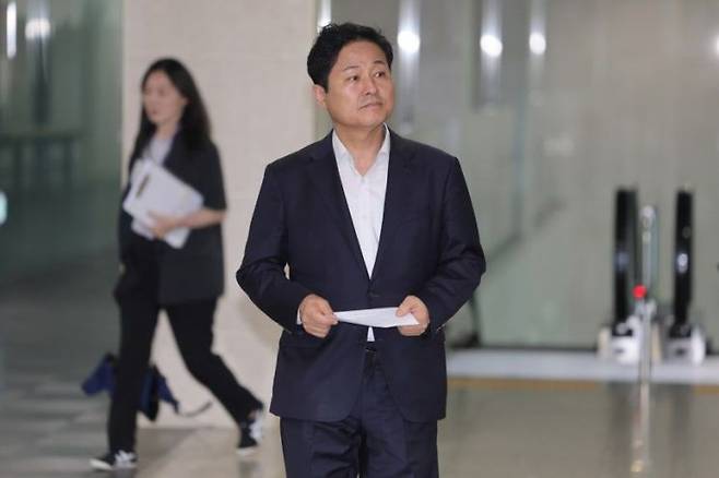 더불어민주당 서울시당위원장인 김영배 의원이 22일 오세훈 서울시장과의 회동을 마친 뒤 국회 소통관에서 브리핑을 위해 이동하고 있다. 연합뉴스