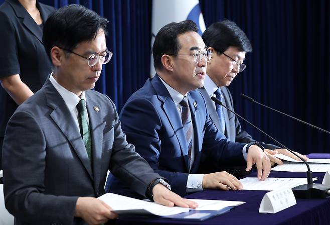 박홍근 기획예산처 장관(가운데)이 21일 서울 종로구 정부서울청사에서 열린 제1차 재정운용전략협의회 관계부처 합동 브리핑에서 지방교육재정교부금 개편 방안을 발표 하고 있다. 왼쪽부터 김민재 행정안전부 차관, 박 장관, 최교진 교육부 장관./뉴스1
