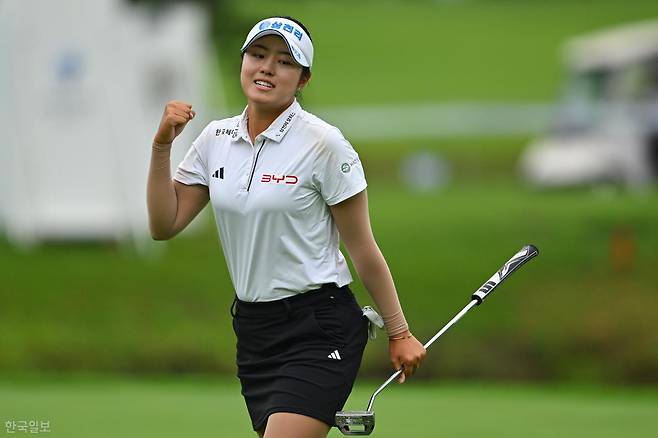 16일 경기 포천시 몽베르 컨트리클럽에서 열린 한국여자프로골프(KLPGA) 투어 메디힐·한국일보 챔피언십 파이널 라운드에서 서교림이 퍼트에 성공한 뒤 기뻐하고 있다. 박시몬 기자