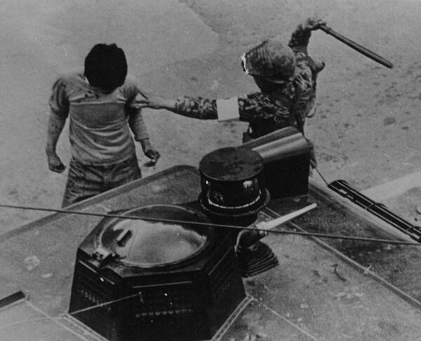 ▲ 1980년 5월 계엄군에게 폭행당하는 광주 시민. 촬영자=이창성, 사진=5·18기념재단
