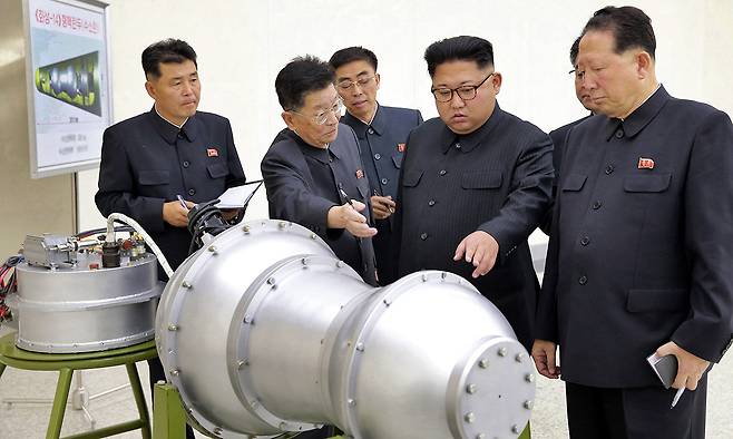 김정은 북한 국무위원장이 지난 2017년 9월 핵무기 병기화 사업을 현지지도하면서 대륙간탄도미사일(ICBM) 탑재 핵탄두를 살피고 있다. 세계일보 자료사진