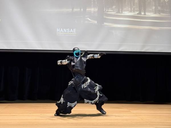 지난달 8일 서울 강남구 한국섬유산업연합회 섬유패션클럽에서 '퓨처 웨어 미디어 데이(Future Wear Media Day)'에서 로봇이 한세실업의 의류를 입고 춤을 추고 있다./사진=김견희 기자