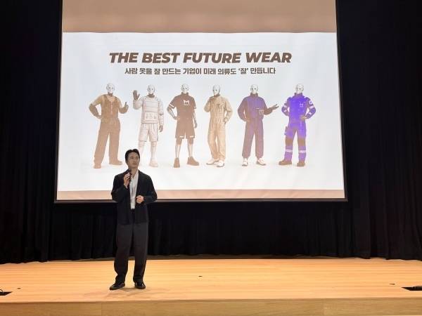 김익환 한세실업 부사장이 지난달 8일 서울 강남구 한국섬유산업연합회 섬유패션클럽에서 '퓨처 웨어 미디어 데이(Future Wear Media Day)'를 개최하고 미래 비전을 공유하고 있다./사진=김견희 기자