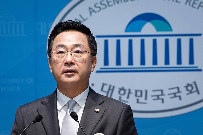 박성준 더불어민주당 수석대변인이 23일 서울 여의도 국회 소통관에서 조희대 대법원장 규탄 및 사퇴 촉구 관련 브리핑을 하고 있다. 2026.8.23/뉴스1