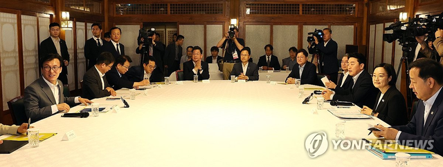 한성숙 국무총리(오른쪽 두번째)와 더불어민주당 김민석 당 대표(왼쪽) 등 참석자들이 23일 서울 종로구 삼청동 총리공관에서 열린 고위당정협의회에 앞서 밝은 표정으로 환담하는 모습. 연합뉴스