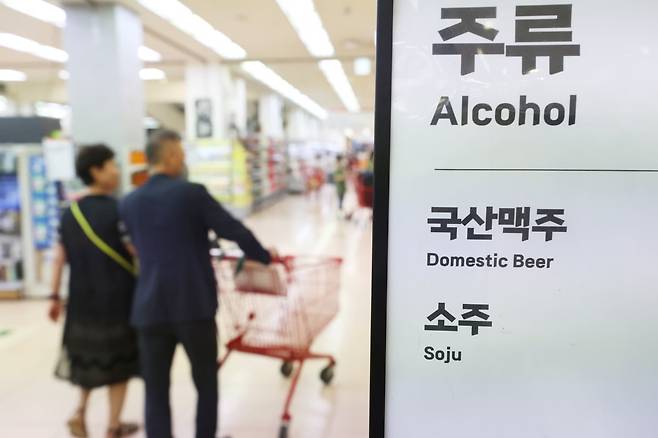 서울의 한 대형마트에서 시민들이 주류를 고르고 있다. 2023.7.27 사진=연합뉴스