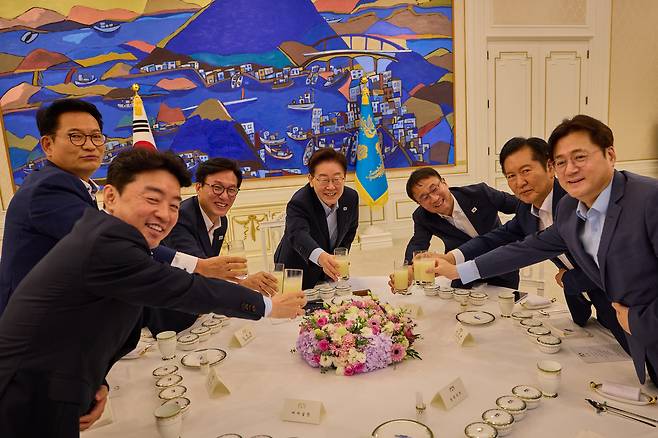 이재명 대통령이 지난 19일 오후 청와대에서 더불어민주당 김민석 신임 대표와 후보에 도전했던 정청래,송영길 의원 등과 만찬 간담회를 하고 있다. 청와대 제공