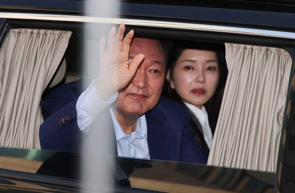 ▲전 대통령 윤석열 피고인과 김건희 여사가 2025년 4월11일 사저로 이동하고 있다. ⓒ연합뉴스