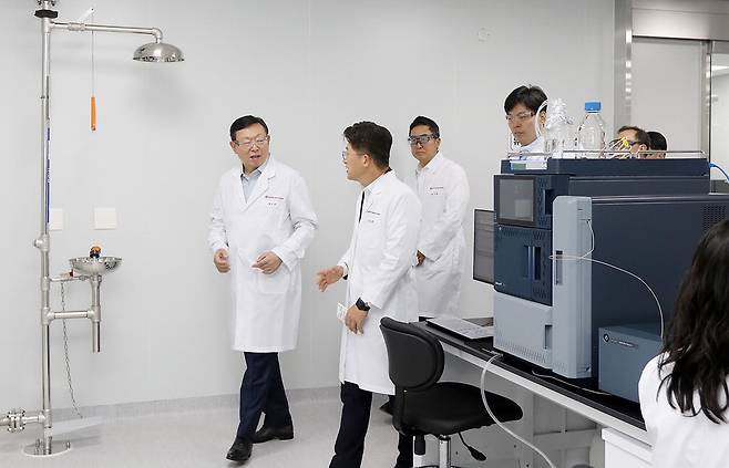 신동빈 롯데 회장(왼쪽)이 지난 3일 롯데바이오 송도 캠퍼스를 둘러보고 있다. 롯데지주