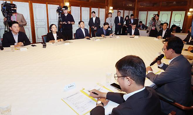 더불어민주당 김민석 대표가 23일 서울 종로구 삼청동 총리공관에서 열린 고위당정협의회에서 인사말을 하고 있다. 뉴시스