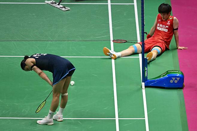 ▲ 여자단식 세계랭킹 1위 안세영(왼쪽)은 22일 인도 뉴델리에서 열린 2026 세계배드민턴연맹 세계선수권대회 준결승에서 세계 3위 왕즈이를 2-0(24-22 21-16)으로 격파했다. ⓒ 연합뉴스 / AFP