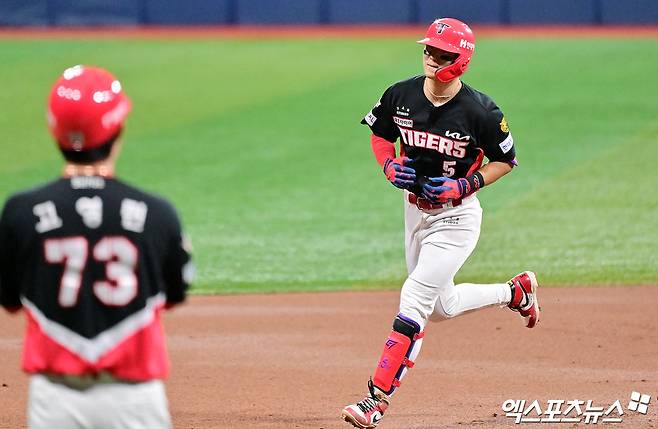 23일 오후 서울 구로구 고척스카이돔에서 열린 '2026 신한 SOL Bank KBO리그' KIA 타이거즈와 키움 히어로즈의 경기, 3회초 1사 KIA 김도영이 솔로 홈런을 날린 후 그라운드를 돌고 있다. 고척, 김한준 기자