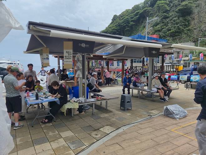 ▲ 경북도는 지난 22일부터 오는 9월 19일까지 5주간 매주 토요일 울릉 도동항과 저동항 일원에서 '울릉도·독도 문화예술 공감 및 홍보' 행사를 열고 있다. 사진은 행사장에서 문화예술 공연이 펼쳐지고 있는 모습. 경북도 제공.