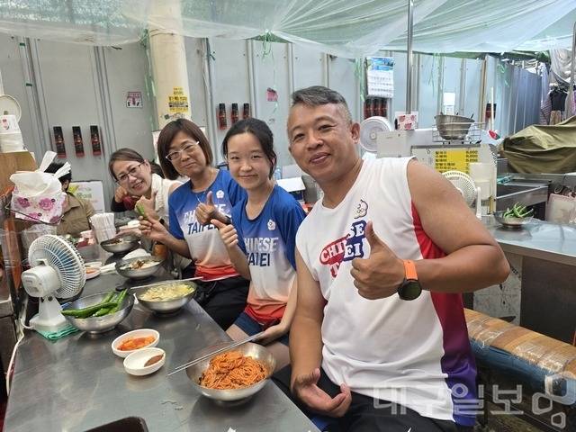 '2026 대구세계마스터즈육상경기대회'에 창던지기 선수로 출전한 대만의 이종옌 선수와 그의 가족들이 24일 오후 대구 서문시장의 한 칼국수 가게에서 주문한 음식을 먹기에 앞서 엄지손가락을 치켜세우고 있다. 김용국기자
