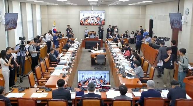24일 속개된 제438회 국회 행정안전위원회 전체회의.
