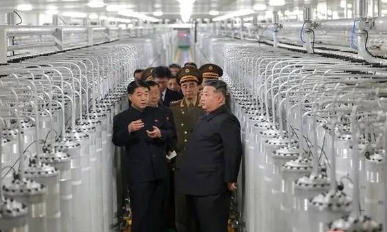 김정은 북한 국무위원장이 지난 6월3일 핵물질 생산공장을 둘러보고 있는 모습. (사진=조선중앙통신)