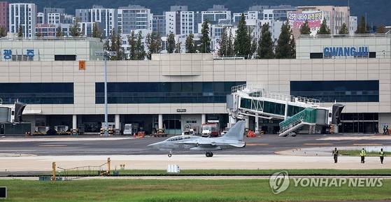 광주 군 공항에서 이륙 준비 중인 제1전투비행단 전투기 모습. 〈사진=연합뉴스〉