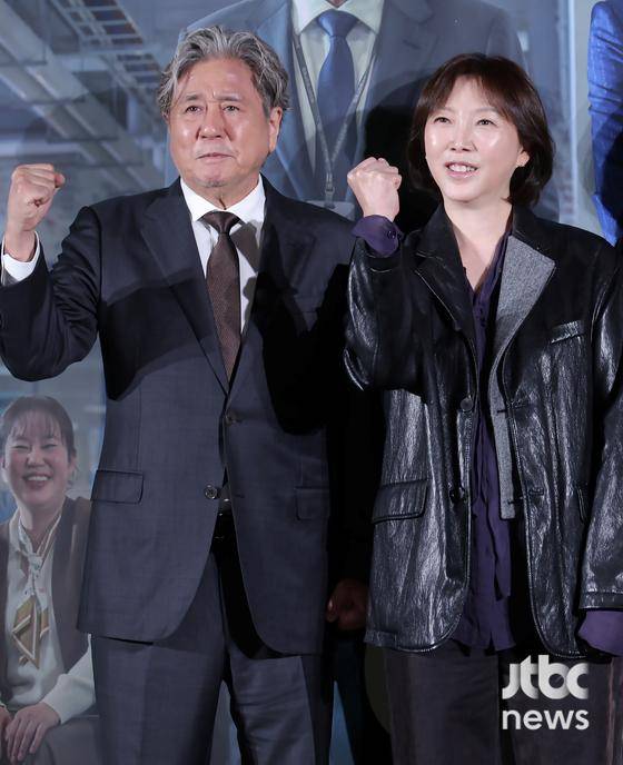 24일 오전 서울 용산 CGV 아이파크몰에서 영화 '인턴' 제작보고회가 열렸다. 김도영 감독, 배우 최민식, 한소희가 참석했다. 박세완 엔터뉴스팀 기자 park.sewan@jtbc.co.kr