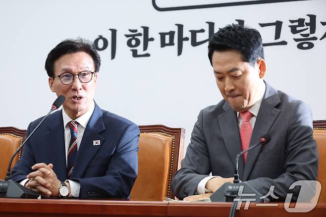 김민석 더불어민주당 대표가 24일 서울 여의도 국회에서 장동혁 국민의힘 대표를 예방하며 인사말을 하고 있다. 2026.8.24 ⓒ 뉴스1 신웅수 기자