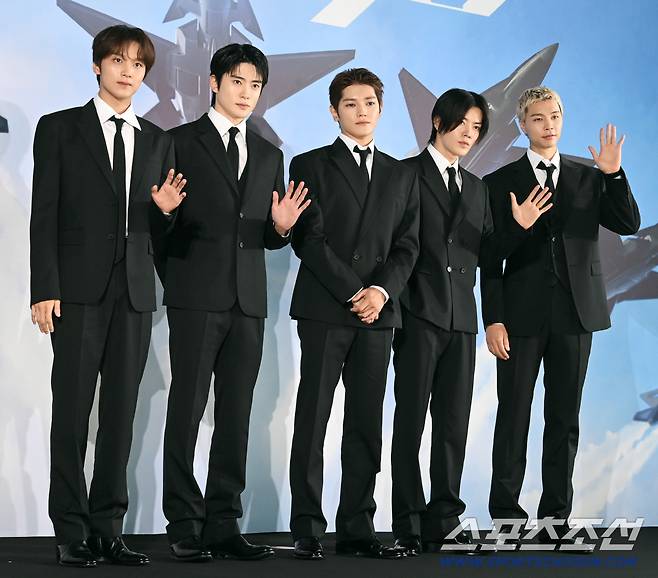 24일 서울 잠실 롯데월드타워 스카이31 컨벤션에서 열린 NCT 127 정규7집 'BLINGY' 발매 기념 기자간담회. NCT127 멤버들이 포토타임을 갖고 있다. 잠실=허상욱 기자wook@sportschosun.com/2026.08.24/