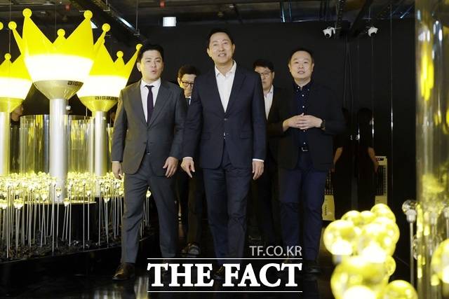 오세훈 서울시장이 24일 서울 시청역과 을지로입구역 사이에 조성한 시청역 펀스테이션 'K-문화 스테이션' 공간을 둘러보고 있다. /뉴시스