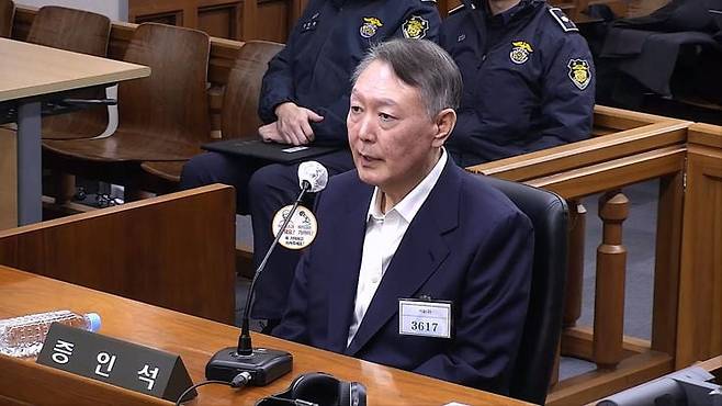 사진은 윤석열 전 대통령이 한덕수 전 국무총리 재판의 증인으로 출석한 모습./뉴시스