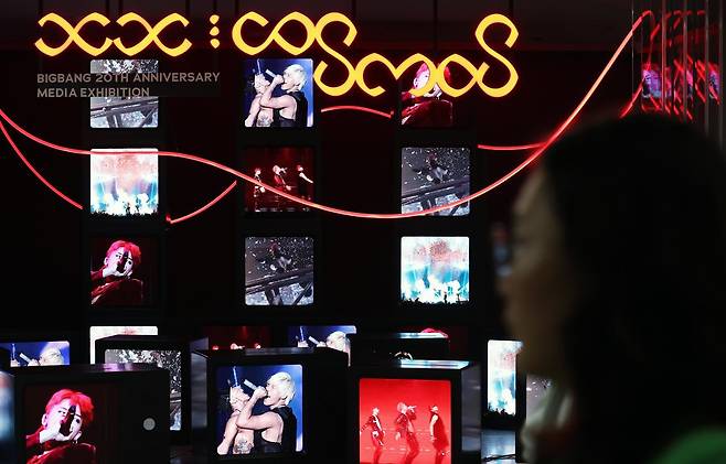 24일 서울 중구 을지로입구역 ‘K-문화 스테이션’에서 열린 빅뱅 20주년 기념 미디어 전시가 시민들의 눈길을 사로잡고 있다. 서울시는 서울광장 지하 13미터, 시청역과 을지로입구역 사이에 있는 길이 335m 규모의 공간을 K-문화 스테이션으로 조성해 이날 정식 개장했다. 2026.8.24/뉴스1