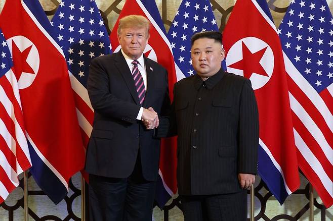 2019년 2월 27일 도널드 트럼프 미국 대통령(왼쪽)이 베트남 하노이에서 김정은 북한 노동당 총비서와 기념촬영을 하는 모습.AP뉴시스