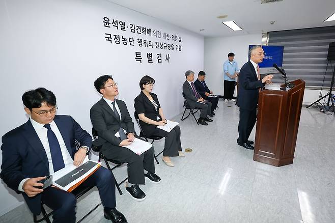 (과천=뉴스1) 안은나 기자 = 윤석열·김건희에 의한 내란·외환 및 국정농단 행위의 진상규명을 위한 권창영 특별검사가 24일 경기 과천시 특검사무실에서 2차 종합특검 180일간의 수사 결과에 대해 브리핑을 하며 인사하고 있다. 2차 종합특검은 수사 기간 180일 동안 총 58명을 재판에 넘기고 46건을 경찰청 국가수사본부에 이첩했다. 2026.8.24/뉴스1