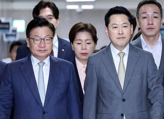 장동혁(오른쪽) 국민의힘 대표와 정점식 국민의힘 원내대표가 24일 국회에서 열린 최고위원회의에 입장하고 있다. 연합뉴스