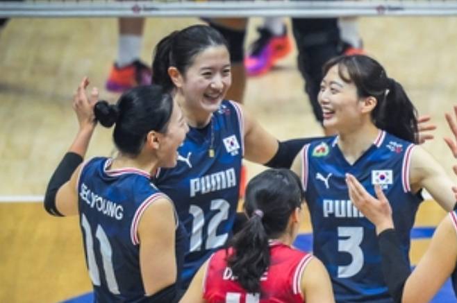 한국 여자 배구 대표팀 이다현(가운데)이 2026 아시아여자배구선수권대회에 출전해 동료들과 서로 격려하는 모습. 아시아배구연맹