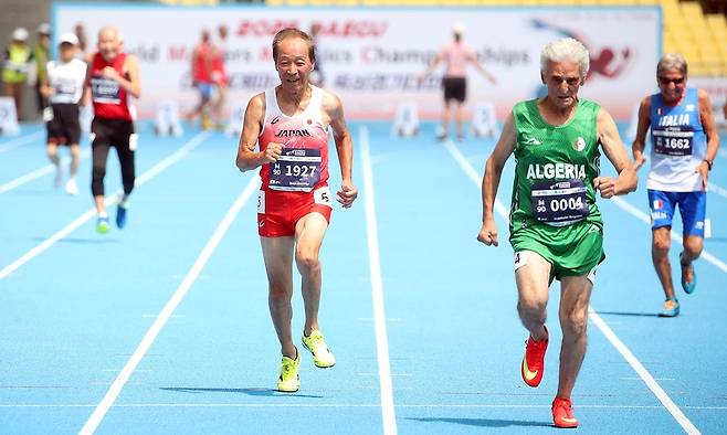 지난 23일 대구스타디움에서 열린 2026 대구세계마스터즈육상경기대회(WMAC) M90 100m 경기에서 출전한 90대 선수들이 전력 질주하고 있다. 연합뉴스