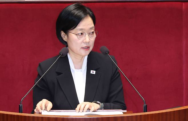 한성숙 국무총리가 24일 국회에서 열린 예산결산특별위원회 전체회의에서 인사말을 하고 있다. 오승현 기자