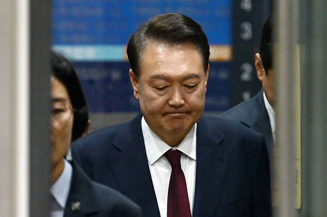 윤석열 전 대통령이 2025년 5월12일 서울 서초구 서울중앙지방법원에서 열린 3차 공판을 마친 뒤 법원을 나서고 있다. ⓒ사진공동취재단