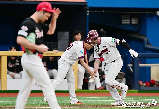 23일 오후 서울 구로구 고척스카이돔에서 열린 '2026 신한 SOL Bank KBO리그' KIA 타이거즈와 키움 히어로즈의 경기, 3회말 1사 2루 키움 데이비슨이 투런 홈런을 날린 후 그라운드를 돌고 있다. 고척, 김한준 기자