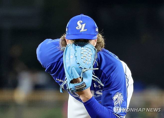 사인 교환하는 페덱 (전남광주=연합뉴스) 조남수 기자 = 11일 광주기아챔피언스필드에서 열린 프로야구 삼성 라이온즈와 KIA 타이거즈의 경기. 삼성 선발투수 페덱이 7회에 투구하며 포수의 사인을 보고 있다. 2026.8.11 iso64@yna.co.kr