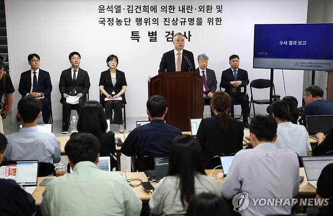 권창영 종합특검, 최종 수사결과 발표 (과천=연합뉴스) 윤동진 기자 = 3대 특검 이후 남은 의혹을 수사해 온 권창영 2차 종합특별검사가 24일 경기도 과천 특검팀 사무실에서 최종 수사결과 발표를 하고 있다. 2026.8.24 mon@yna.co.kr