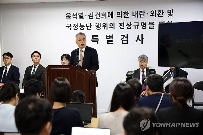 권창영 종합특검, 최종 수사결과 발표 (과천=연합뉴스) 윤동진 기자 = 3대 특검 이후 남은 의혹을 수사해 온 권창영 2차 종합특별검사가 24일 과천 특검팀 사무실에서 최종 수사결과 발표를 하고 있다. 2026.8.24 mon@yna.co.kr