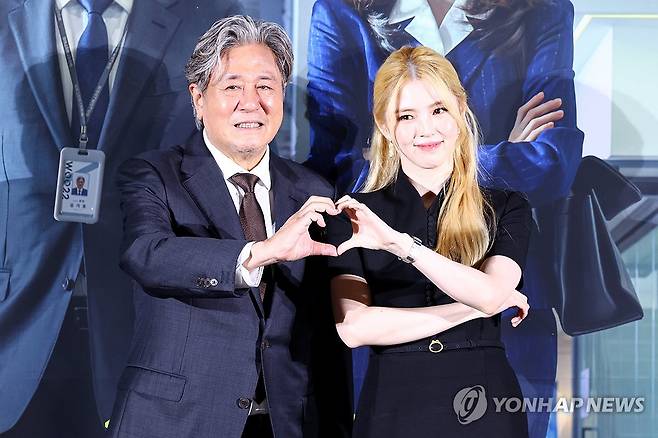최민식·한소희 '인턴 많이 사랑해주세요' (서울=연합뉴스) 진연수 기자 = 배우 최민식(왼쪽)과 한소희가 24일 서울 용산구 CGV용산아이파크몰에서 열린 영화 '인턴' 제작보고회에서 포즈를 취하고 있다. 2026.8.24 jin90@yna.co.kr