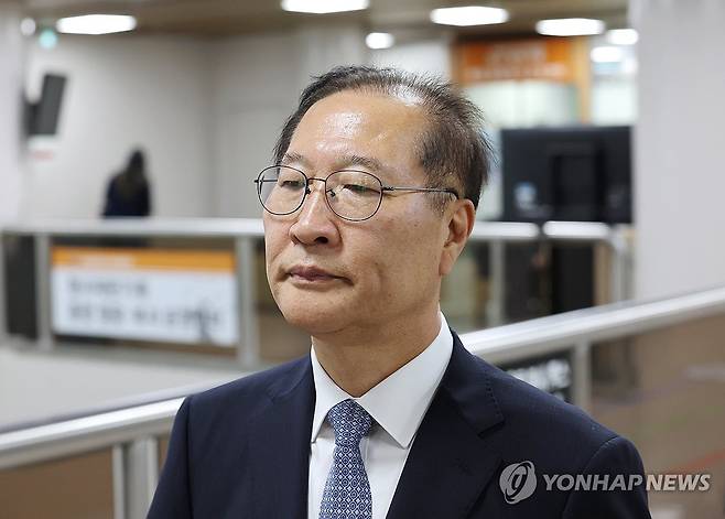 법정으로 향하는 박성재 전 법무부 장관 (서울=연합뉴스) 김주형 기자 = 12·3 비상계엄에 가담하고 김건희 여사의 수사 청탁을 들어준 혐의로 기소된 박성재 전 법무부 장관이 22일 서울 서초구 서울중앙지법에서 열린 1심 선고 공판에 출석하고 있다. 2026.6.22 kjhpress@yna.co.kr