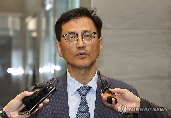 답변하는 이태한 선관위 특검 (서울=연합뉴스) 서명곤 기자 = 6·3 지방선거 투표용지 부족 사태 등을 수사하는 이태한 선거관리위원회 특별검사가 24일 서울 서초구 특검 임시 사무실로 출근하며 취재진의 질문에 답하고 있다. 2026.8.24 seephoto@yna.co.kr