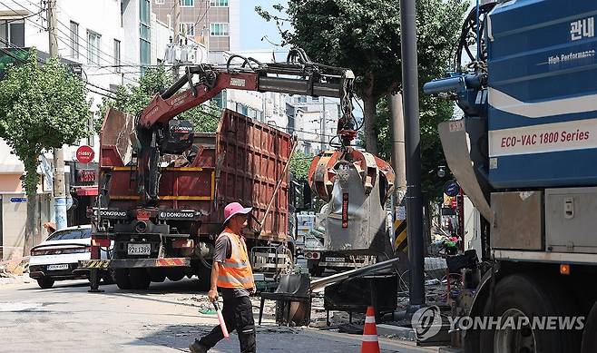 거제 옥포동, 수해 복구 작업 (거제=연합뉴스) 김동민 기자 = 24일 오후 경남 거제시 옥포동에서 수해 복구 작업이 진행되고 있다. 2026.8.24 image@yna.co.kr