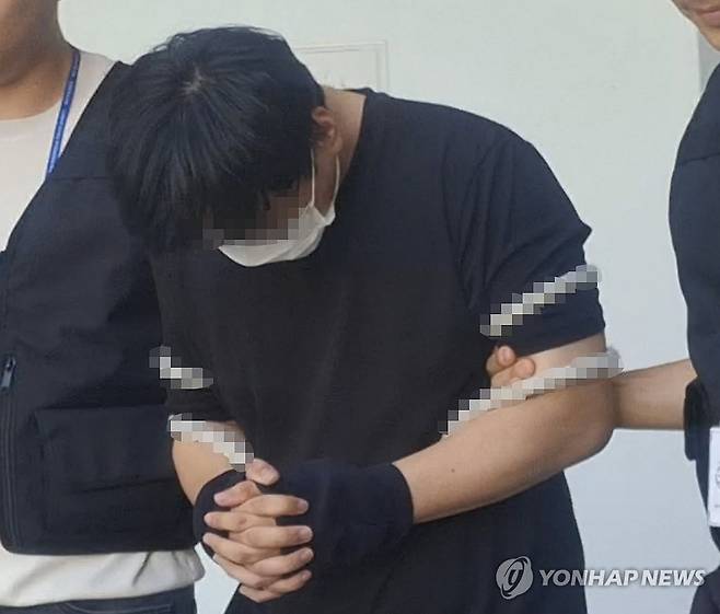 호송차로 이동하는 실종 허위종결 경찰 (제주=연합뉴스) 고성식 기자 = 실종사건 허위 종결 혐의로 전날 긴급체포된 제주 A 경장이 23일 오후 제주동부경찰서 유치장을 나와 호송차로 이동하고 있다. 2026.8.23 koss@yna.co.kr