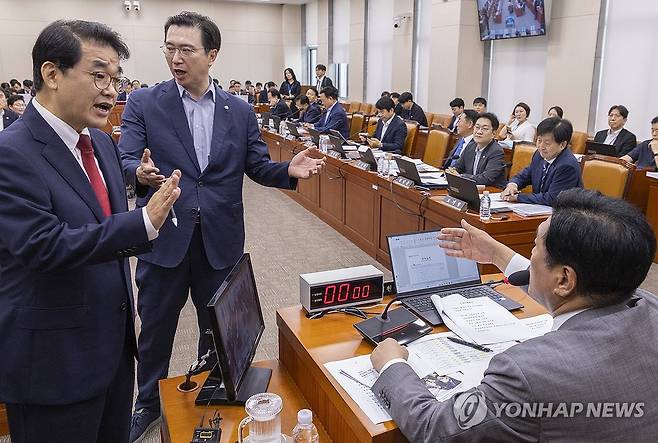 재경위원장에게 항의하는 국민의힘 재경위원들 (서울=연합뉴스) 황광모 기자 = 20일 국회에서 열린 재정경제기획위원회 전체 회의에서 국민의힘 간사인 배준영(왼쪽), 강민국 의원과 재경위원들이 위원장인 더불어민주당 조승래 의원에게 항의하고 있다.
이날 재경위는 상임위 내 소위원회 배분과 전체 회의 개최를 놓고 여야가 대립하다 국민의힘이 의원들이 퇴장해 여당 주도로 진행됐다. 2026.8.20 hkmpooh@yna.co.kr