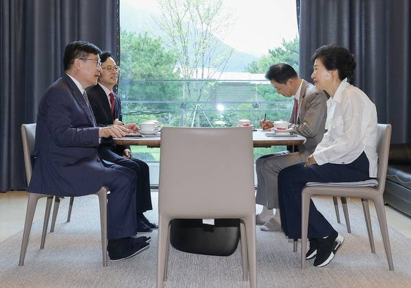 국민의힘 정점식 원내대표가 지난 19일 대구 달성군 박근혜 전 대통령 사저에서 박근혜 전 대통령을 예방하고 있다. /연합뉴스
